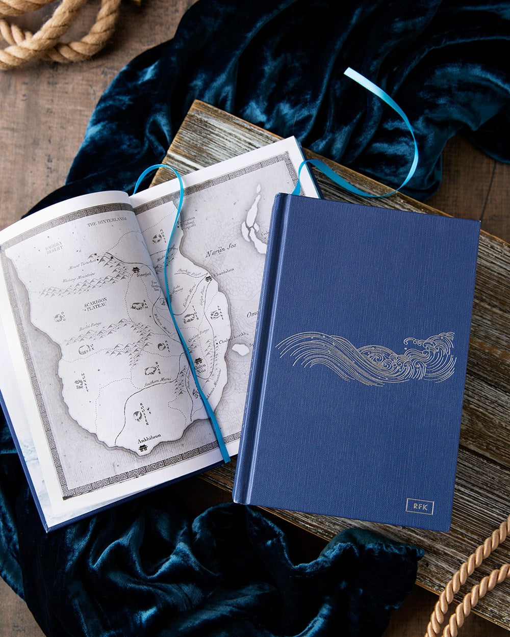 The Dragon Republic Deluxe Collector's Edition: A Special Edition of the Modern Fantasy Classic (The Poppy War, 2)
