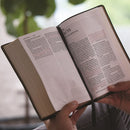 NKJV, End-of-Verse Reference Bible, Personal Size Large Print, Leathersoft, Green, Red Letter, Comfort Print