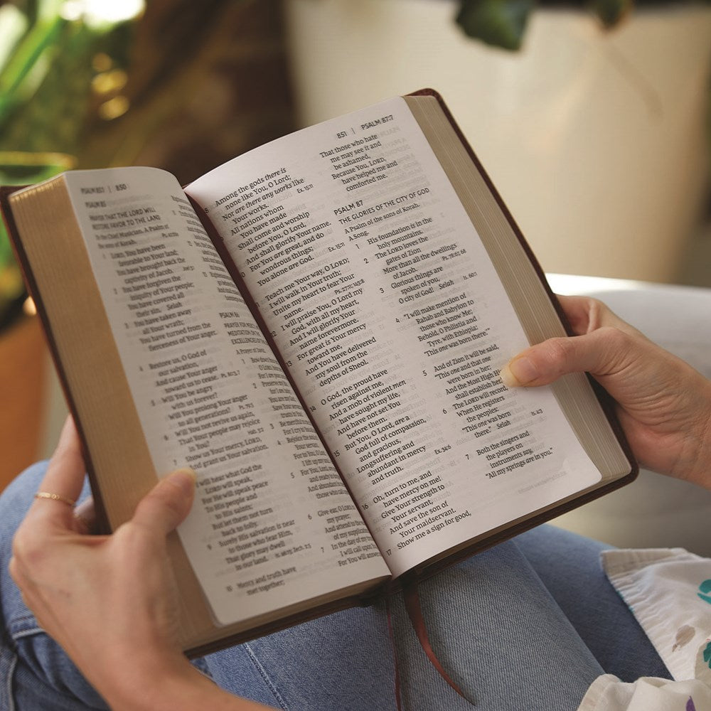 NKJV, End-of-Verse Reference Bible, Personal Size Large Print, Leathersoft, Green, Red Letter, Comfort Print
