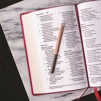 NKJV, End-of-Verse Reference Bible, Personal Size Large Print, Leathersoft, Green, Red Letter, Comfort Print