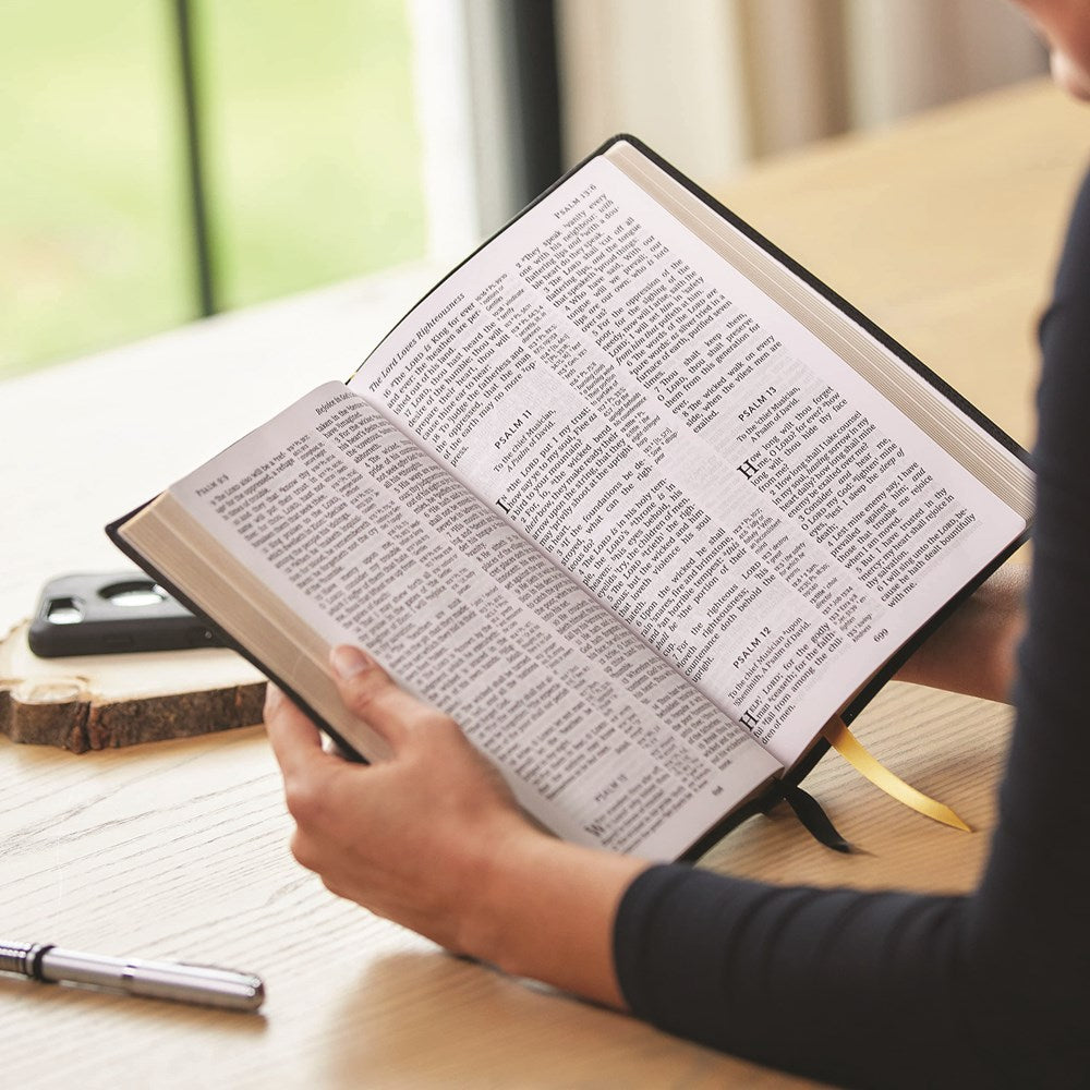 KJV Holy Bible: Large Print with 53,000 Center-Column Cross References, Pink Leathersoft, Red Letter, Comfort Print: King James Version