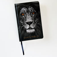 Biblia RVR 1960 letra grande tamaño manual, tapa dura León de Juda con índice / Spanish Bible RVR 1960 Handy Size Large Print Hardcover Lion of Judah with In (Spanish Edition)