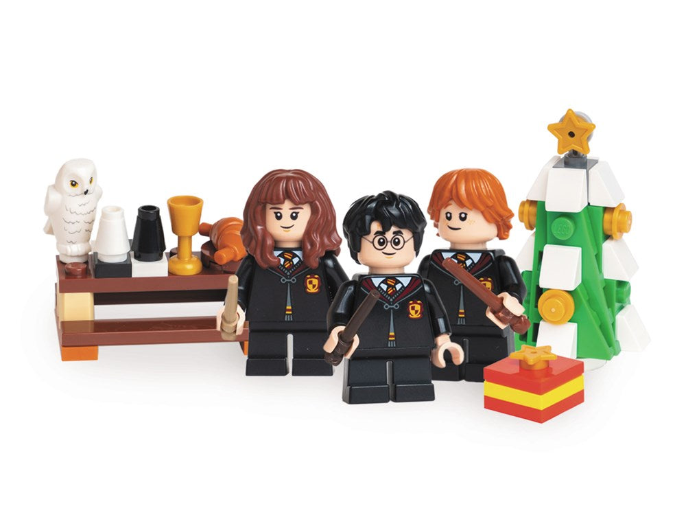 LEGO(r) Harry Potter(tm) Magical Year at Hogwarts: Christmas Activity Book with Fun Facts, Play Scene, Basic Brick Kit, and 3 LEGO(R) Minifigures to Inspire Imagination and Creativity!